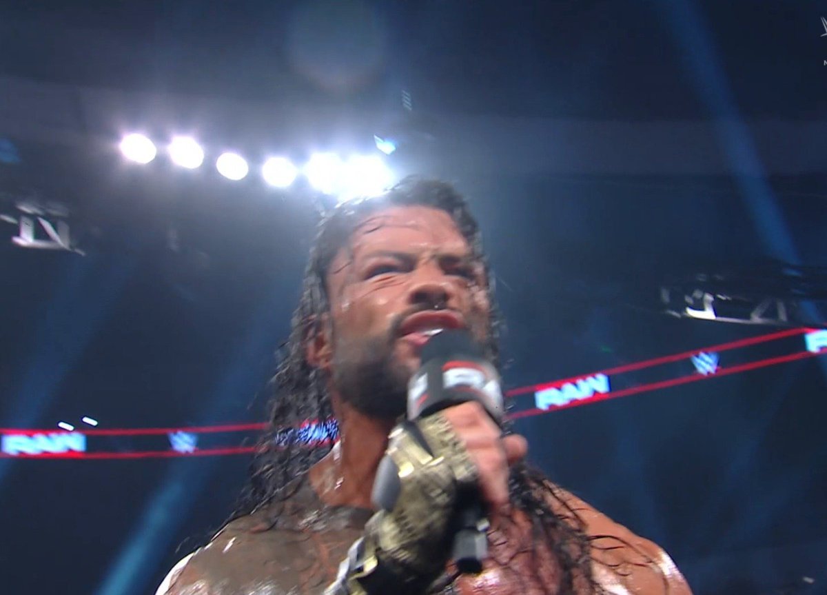 ROMAN REIGNS IS CUTTING A PROMO IN THE MIDDLE OF THE MATCH!!!!! #WWE #WWERAW